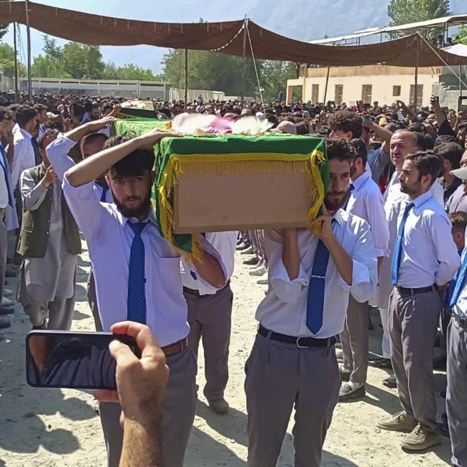 Massive mudslide kills 7 volunteers repairing flood damage in northern Pakistan